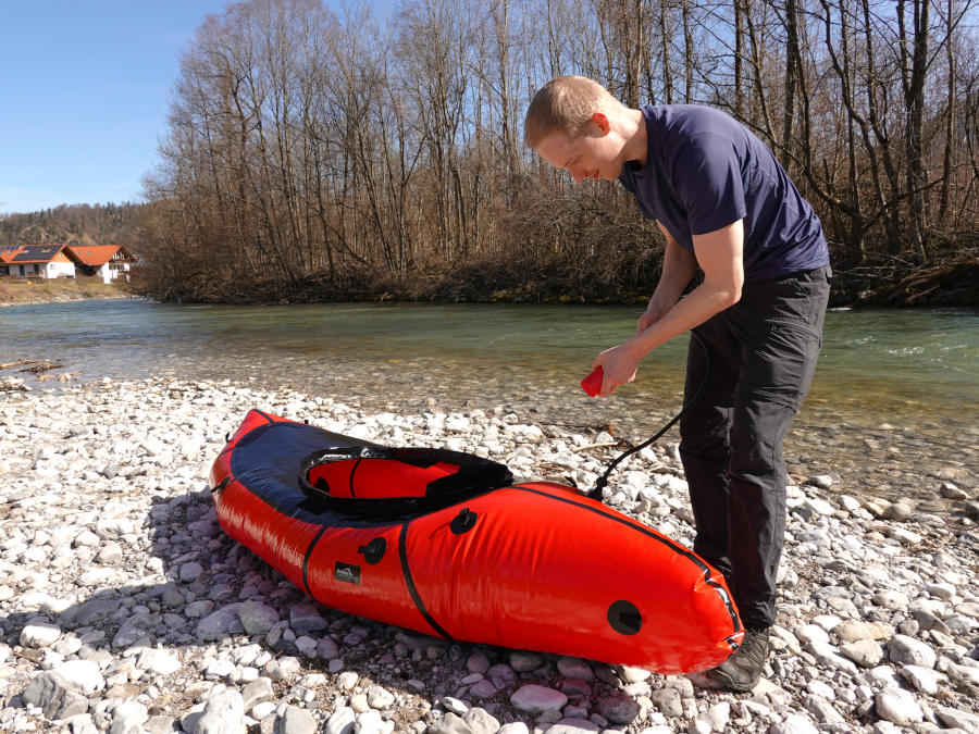 packraft aufpumpen mit handpumpe